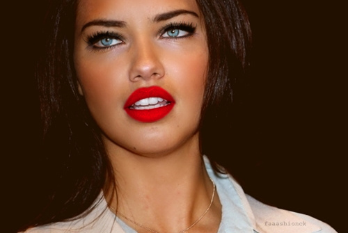 blue-eyes-red-lips
